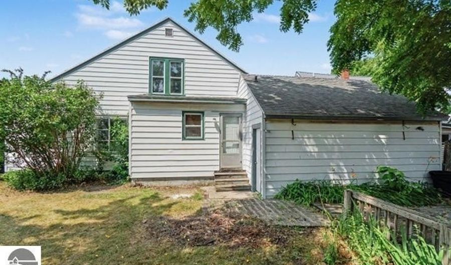 221 W Center St, Alma, MI 48801 - 4 Beds, 2 Bath