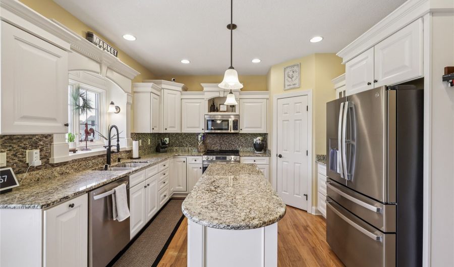 211 SW Stonegate Dr, Ankeny, IA 50023 - 5 Beds, 4 Bath