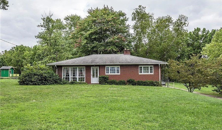 676 E Turkeyfoot Lake Rd, Akron, OH 44319 - 3 Beds, 2 Bath