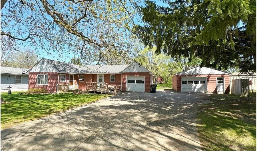 425 Cherry Ave N, Annandale, MN 55302 - 3 Beds, 1 Bath