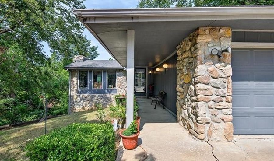 1329 Oakdale Dr, Bartlesville, OK 74006 - 5 Beds, 4 Bath