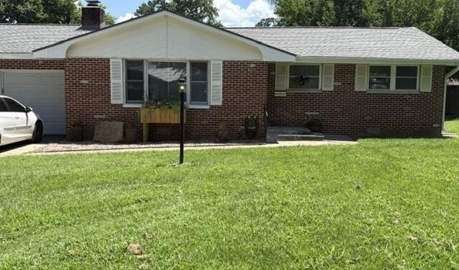 1404 S Madison Ave, Aurora, MO 65605 - 3 Beds, 2 Bath