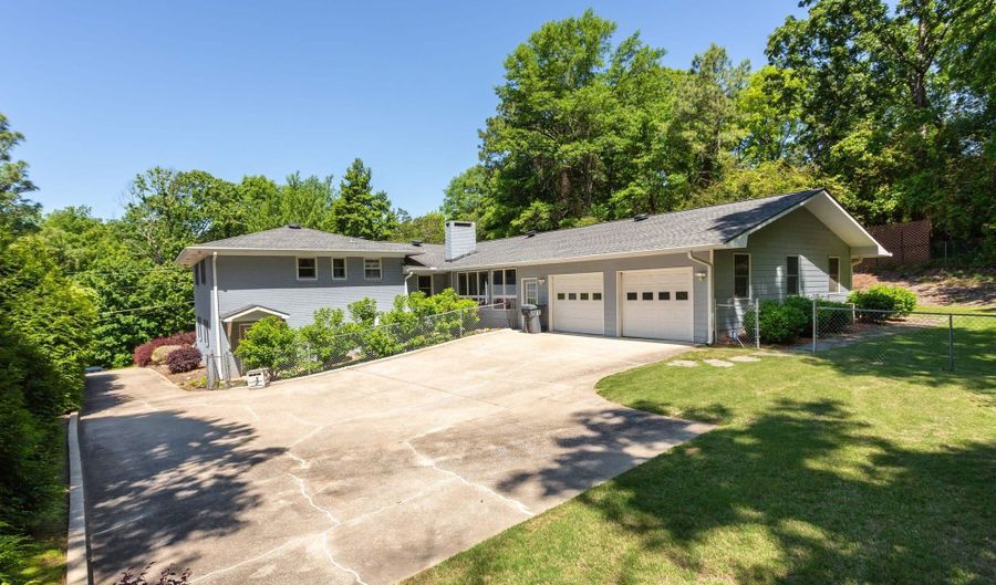 605 CRESTVIEW Rd, Anniston, AL 36207 - 5 Beds, 4 Bath