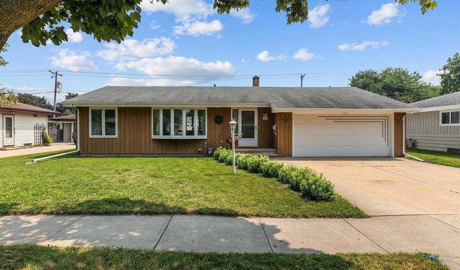 1024 S MATTHIAS St, Appleton, WI 54915 - 3 Beds, 2 Bath