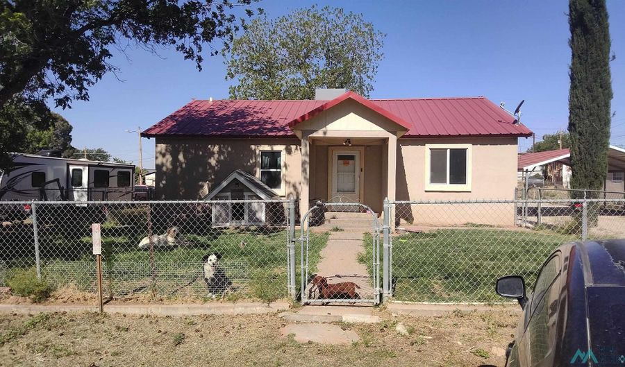 2325 Collins Ave, Carlsbad, NM 88220 - 3 Beds, 2 Bath