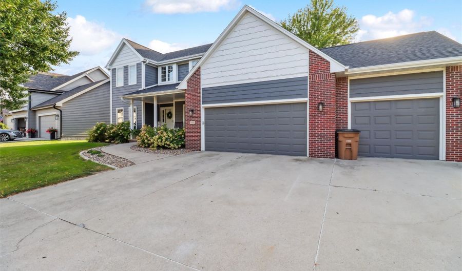 946 11th Ave SE, Altoona, IA 50009 - 4 Beds, 4 Bath