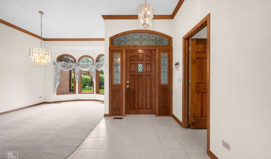589 Edelweiss Dr, Antioch, IL 60002 - 3 Beds, 4 Bath