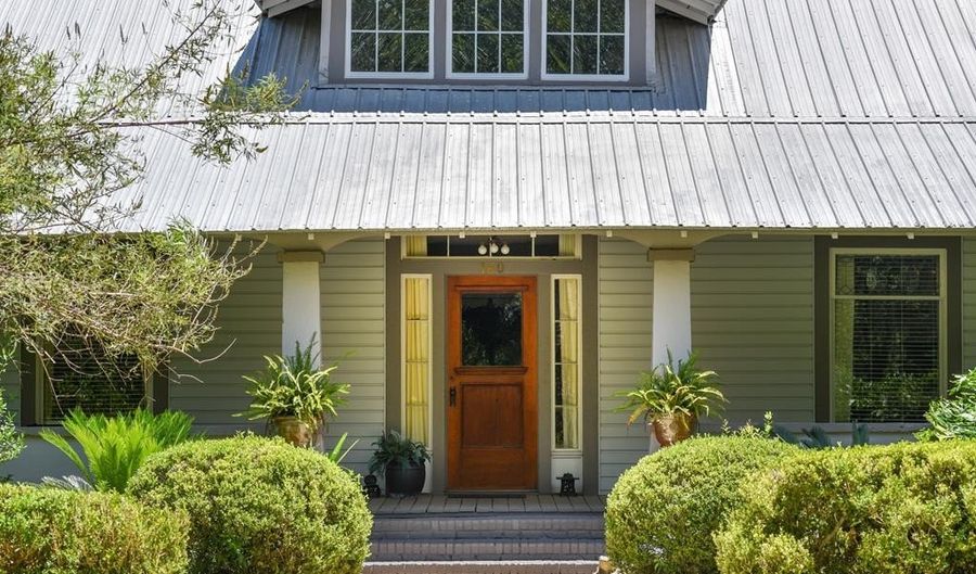 160 Ave C, Apalachicola, FL 32320 - 2 Beds, 2 Bath
