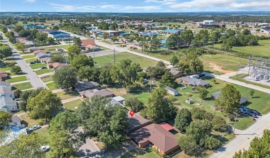 703 Cottonwood St, Ardmore, OK 73401 - 3 Beds, 2 Bath