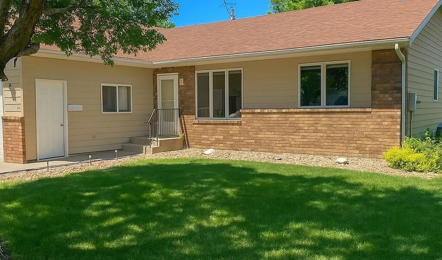 2231 SE Crystal Ave, Aberdeen, SD 57401 - 2 Beds, 2 Bath
