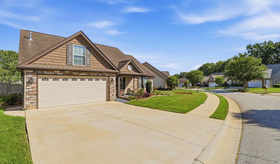 870 Vandenburg Dr, Boiling Springs, SC 29316 - 3 Beds, 2 Bath