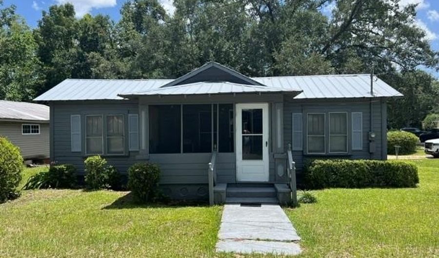 1402 Martin Luther King Jr Dr, Bainbridge, GA 39817 - 2 Beds, 1 Bath