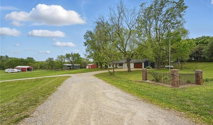 1633 N 600 Rd, Baldwin City, KS 66006 - 3 Beds, 3 Bath