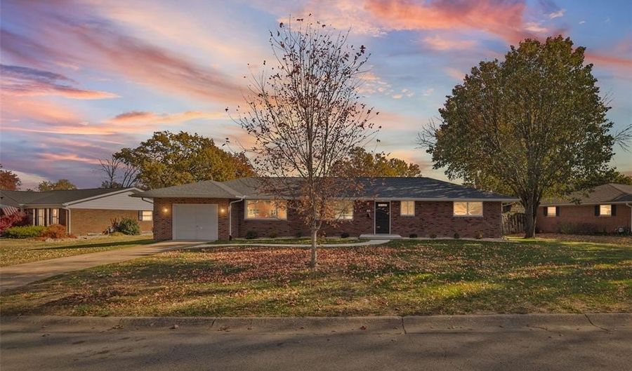 2301 Wedgewood Dr, Alton, IL 62002 - 2 Beds, 2 Bath