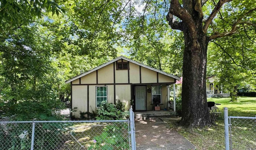 613 Owens Ave SW, Attalla, AL 35954 - 2 Beds, 1 Bath