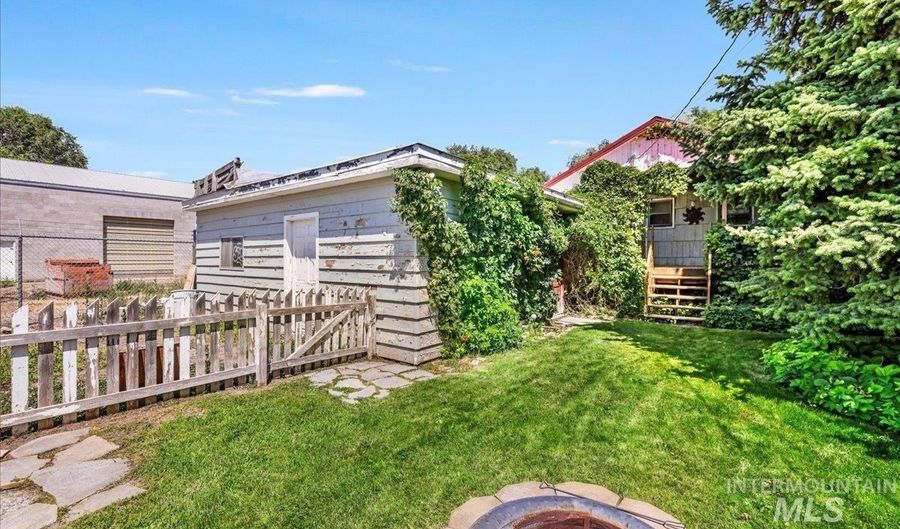 560 Oakley Ave, Burley, ID 83318 - 4 Beds, 2 Bath