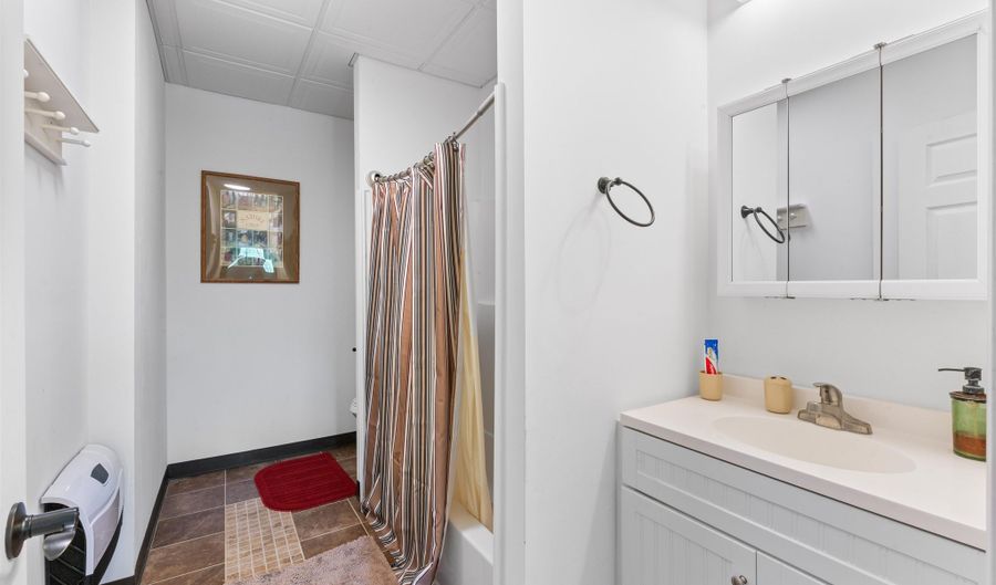 3 Grandview Dr, Berlin, NH 03570 - 2 Beds, 3 Bath