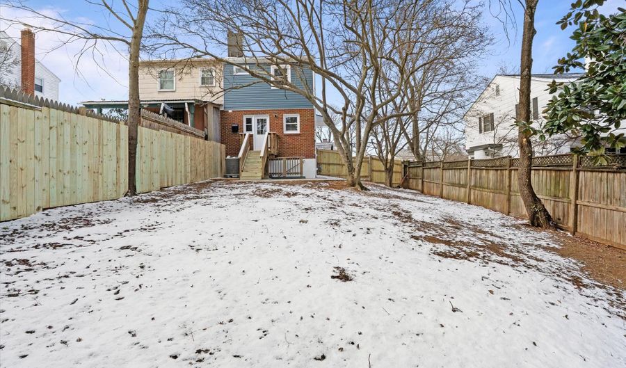 6913 WESTHAMPTON Dr, Alexandria, VA 22307 - 2 Beds, 2 Bath