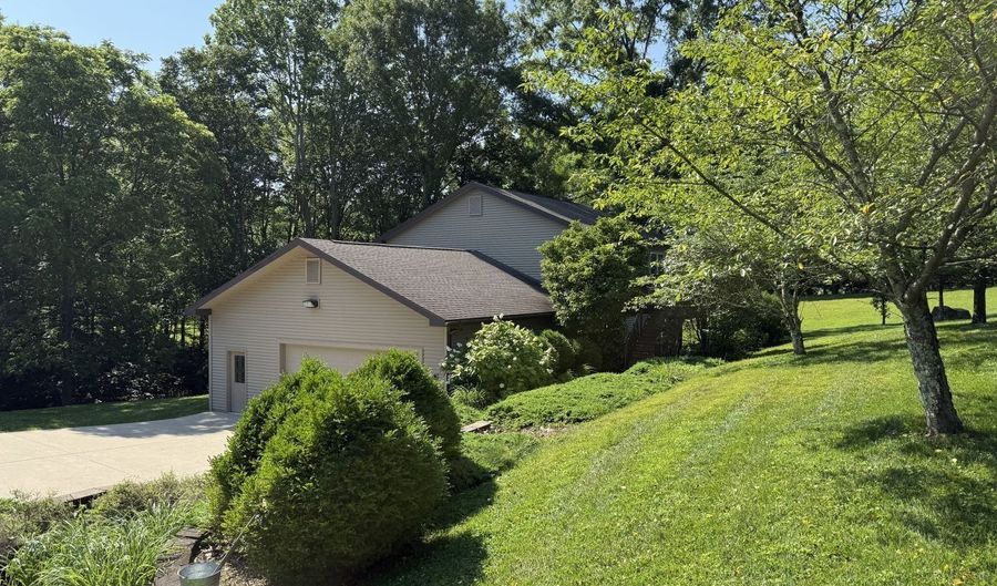 8488 Windfall Ridge Rd, Athens, OH 45701 - 4 Beds, 4 Bath