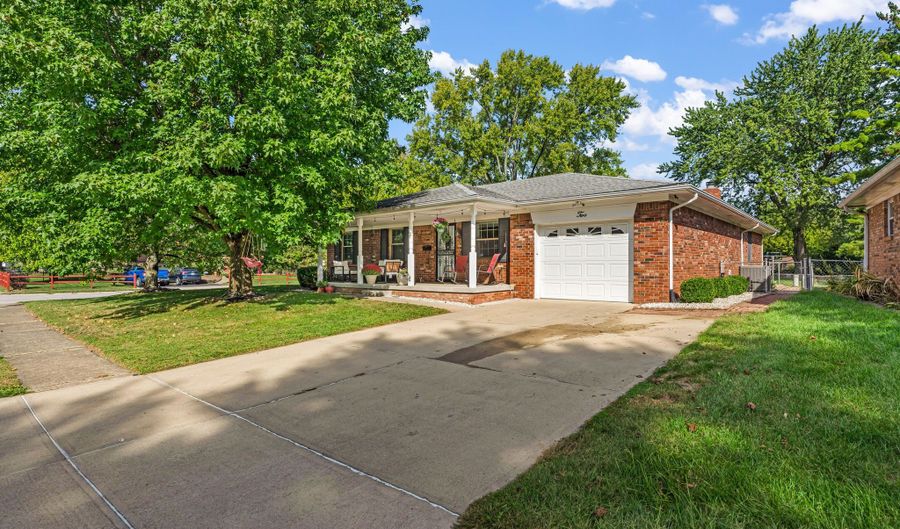2 Oakmont Ct, Beech Grove, IN 46107 - 3 Beds, 2 Bath