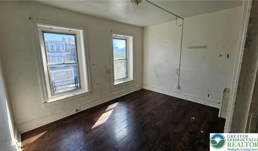 440 N 4th St, Allentown, PA 18102 - 4 Beds, 2 Bath