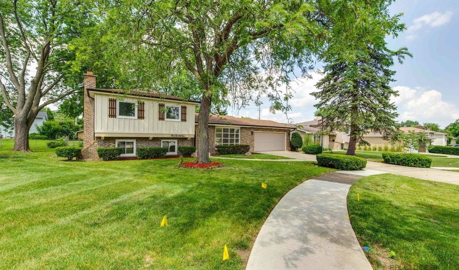 522 N Castle Rd, Addison, IL 60101 - 4 Beds, 2 Bath