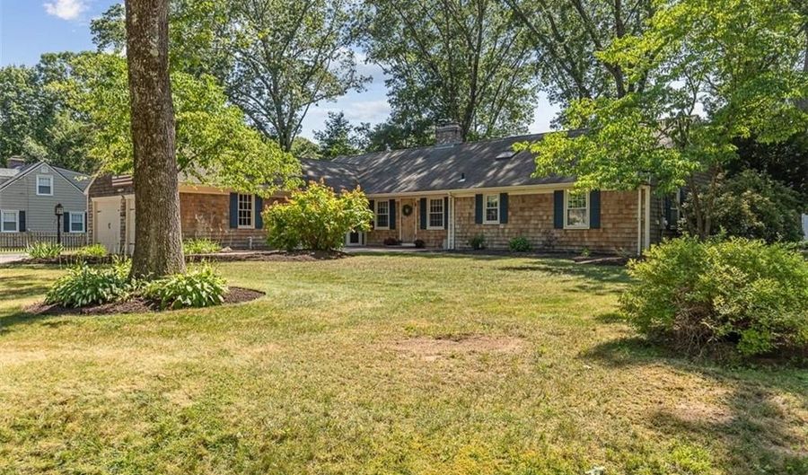 15 Birchwood Dr, Cumberland, RI 02864 - 3 Beds, 3 Bath