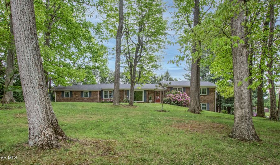 19494 Oakwood Dr, Abingdon, VA 24211 - 3 Beds, 2 Bath
