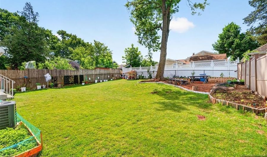 166 Pleasant Ave, Bergenfield, NJ 07621 - 3 Beds, 3 Bath