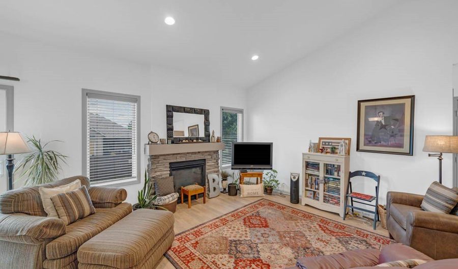 2914 SW Pleasant St, Ankeny, IA 50023 - 3 Beds, 2 Bath