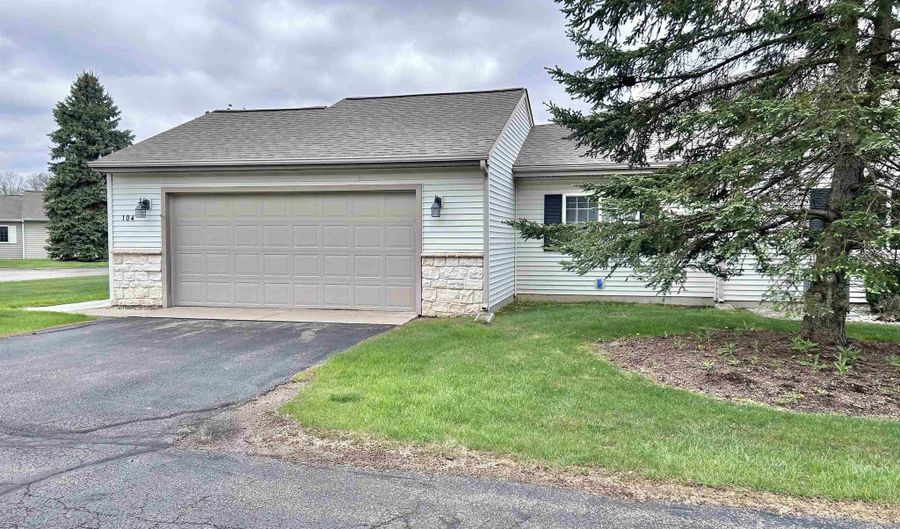 104 Lakewood Dr, Adrian, MI 49221 - 2 Beds, 2 Bath