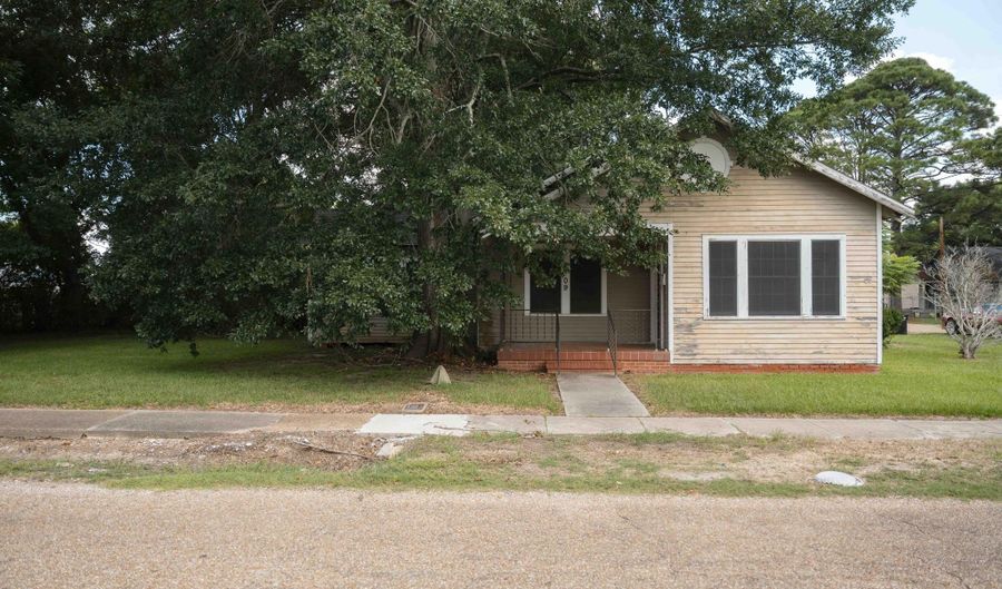 709 E Lafayette St, Abbeville, LA 70510 - 2 Beds, 2 Bath