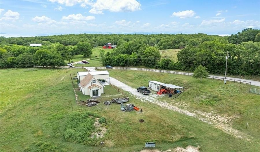 1185 County Road 1590, Alvord, TX 76225 - 2 Beds, 1 Bath