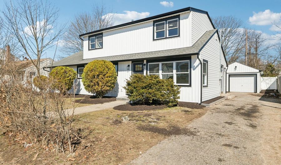38 Somerset Rd E, Amityville, NY 11701 - 5 Beds, 2 Bath
