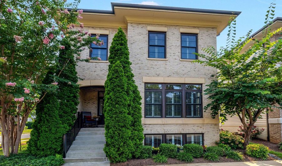 20405 SAVIN HILL Dr, Ashburn, VA 20147 - 5 Beds, 5 Bath