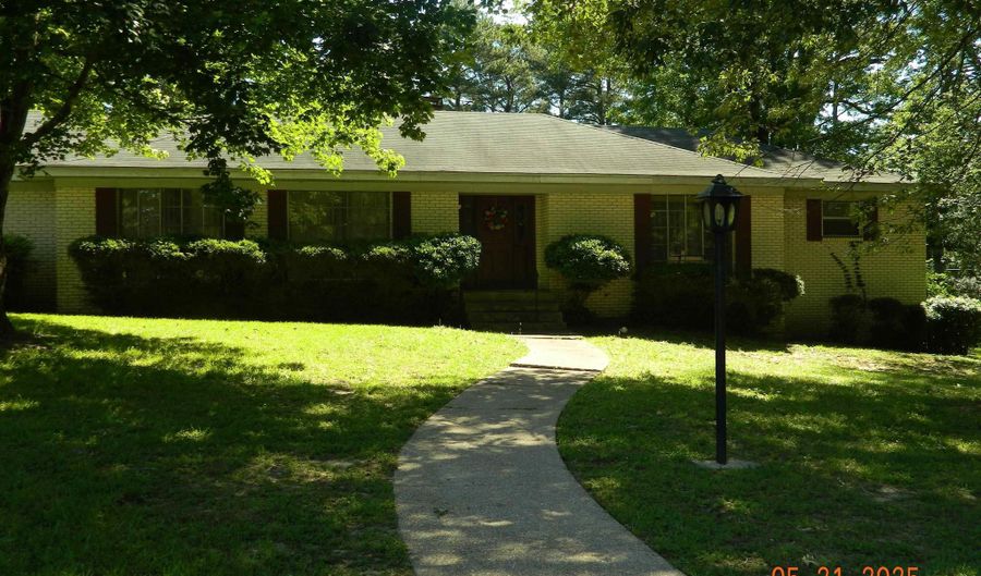 121 Leewood Dr, Arkadelphia, AR 71923 - 3 Beds, 2 Bath