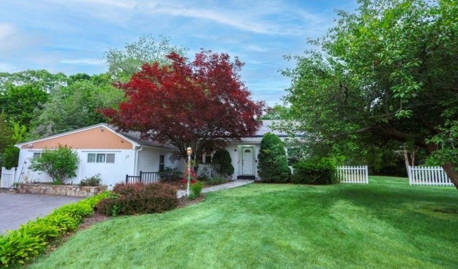 29 Dean Ave, Johnston, RI 02919 - 3 Beds, 2 Bath