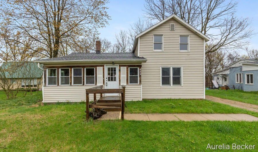 425 S Cedar St, Allegan, MI 49010 - 3 Beds, 1 Bath