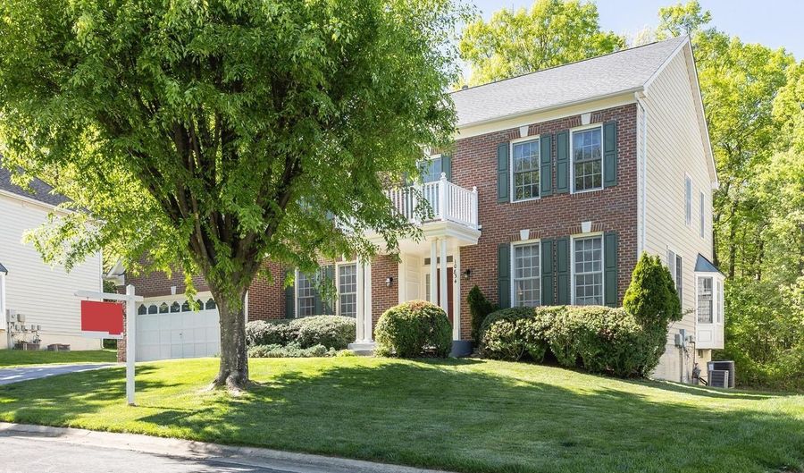10834 HILLBROOKE Ln, Potomac, MD 20854 - 4 Beds, 5 Bath