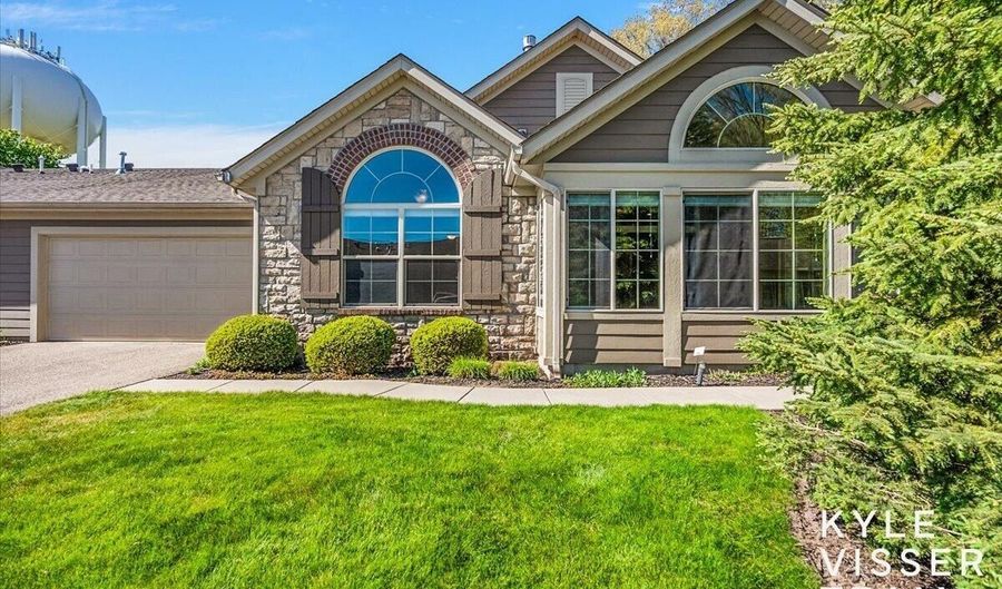 892 Bridge Crest Dr SE, Ada, MI 49301 - 2 Beds, 2 Bath