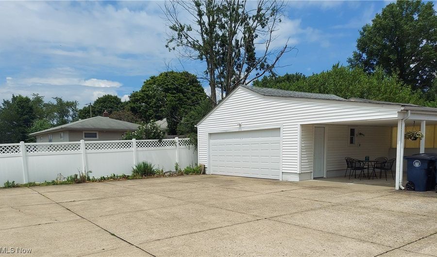 594-596 Hillman Rd, Akron, OH 44312 - 4 Beds, 4 Bath