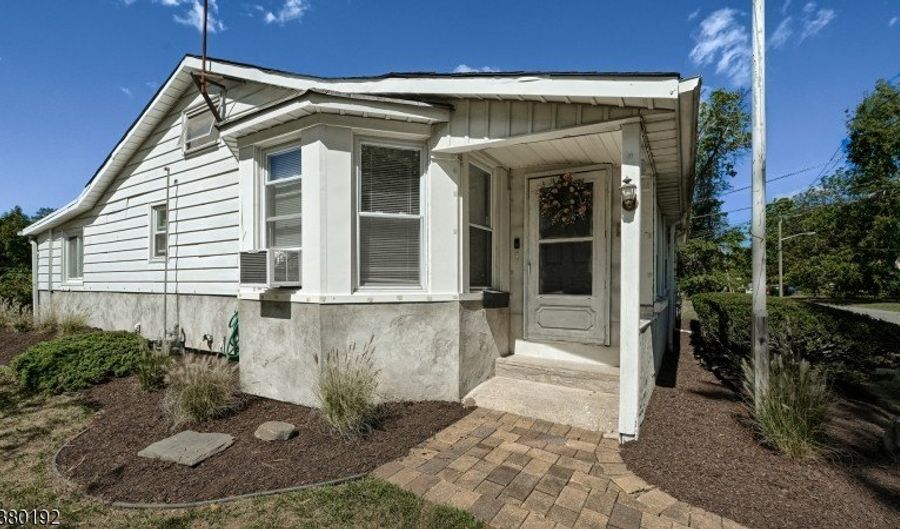 52 Riveredge Rd, Bayonne, NJ 07035 - 3 Beds, 2 Bath