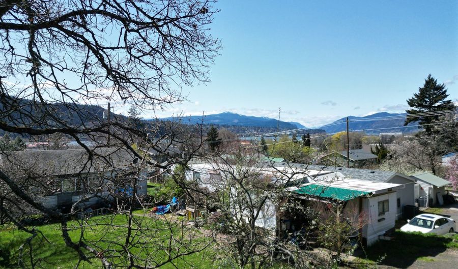 311 W LINCOLN St, Bingen, WA 98605 - 2 Beds, 1 Bath