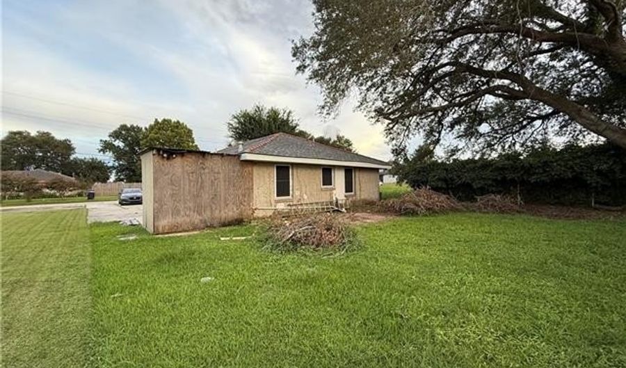 2220 AYCOCK St, Arabi, LA 70032 - 2 Beds, 1 Bath