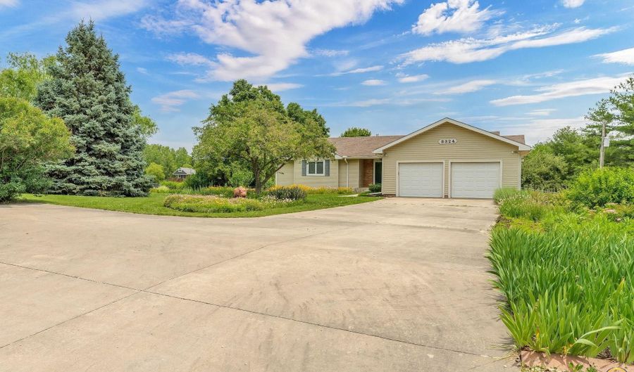 8324 SW Indian Hills Rd, Auburn, KS 66402 - 4 Beds, 3 Bath