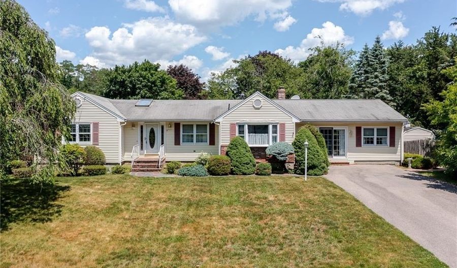9 Apache Ln, Cumberland, RI 02864 - 2 Beds, 1 Bath
