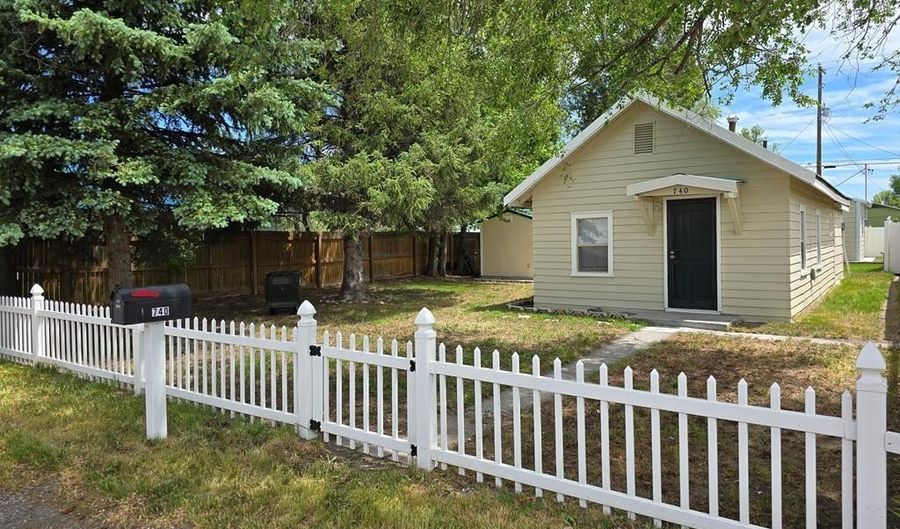 740 NE Main St, Blackfoot, ID 83221 - 1 Beds, 1 Bath