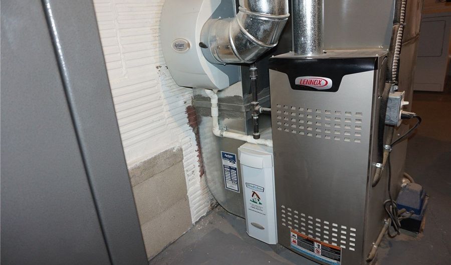 2083 17th St SW, Akron, OH 44314 - 3 Beds, 1 Bath