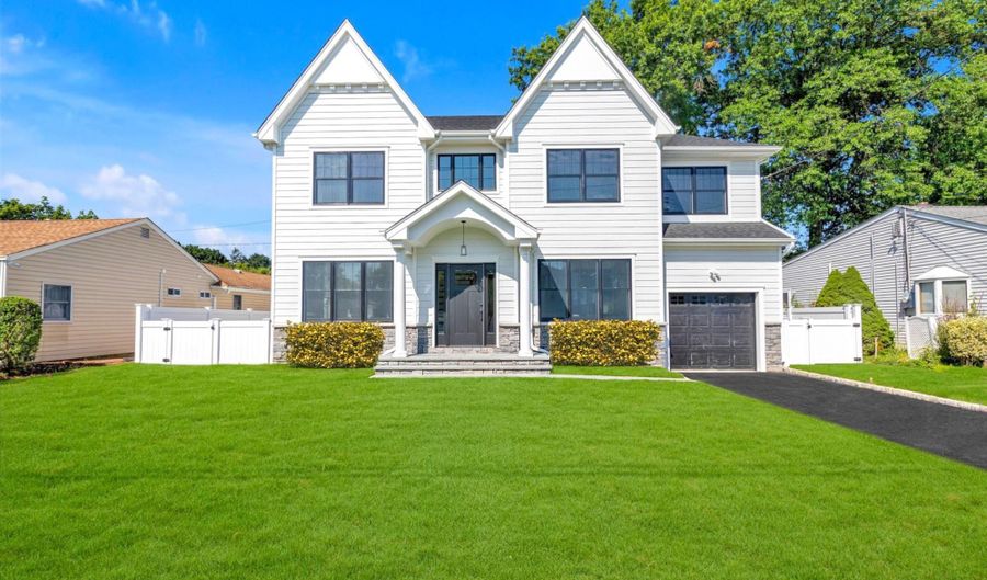109 Greenway, Albertson, NY 11507 - 4 Beds, 4 Bath
