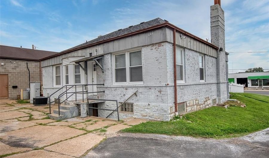 8910 Gravois Rd, Affton, MO 63123 - 2 Beds, 1 Bath